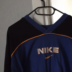 Nike T-shirt - Storleken sitter som en M ,jätte snygg vintage tröja som tyvärr inte kommer till användning 