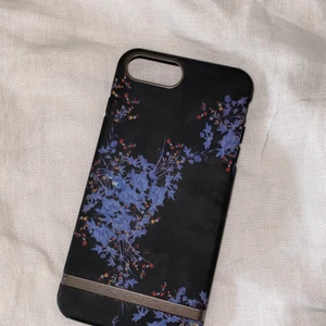 Mobilskal iPhone 8 Plus Richmond & Finch - Fint mobilskal från Richmond & Finch! Skyddar mobilen super då skalet sträcker sig till framsidan av mobilen😁