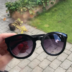 Solglasögon  - Snygga solglasögon från Ginatricot. Bra skick, inga repor. Skyddet i marmorfärg kan köpas till för 10kr om så önskas.