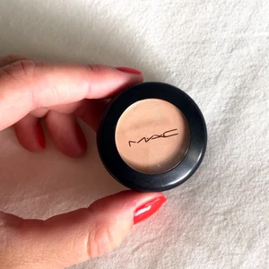 MAC concealer  - Studio finish Concealer från MAC i färgen NW20 (spf 35). I princip oanvänd, testad en gång. Köpt på MACs egen hemsida för 240kr. Bra täckande formula.