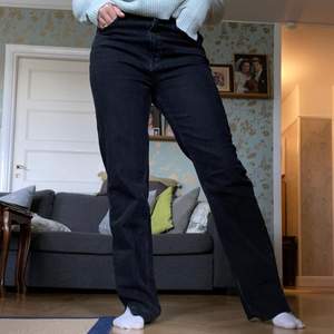 Svarta jeans med slits från Pull&Bear som jag klippt av så att dom passar mig som är ca 162 cm 💙 säljer pga de inte används