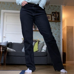 Svarta jeans - Svarta jeans med slits från Pull&Bear som jag klippt av så att dom passar mig som är ca 162 cm 💙 säljer pga de inte används