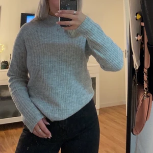 Stickad tröja - Grå stickad tröja som inte kommer till andvädning längre tyvärr💘