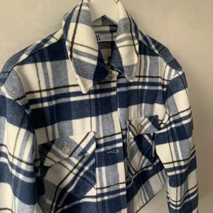 Zara jacka - Säljer denna oanvända zara jacka. Jackan är i storlek S men är lite kortare i modellen.