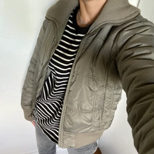 Grön jacka - Säljer en militärgrön vinterjacka