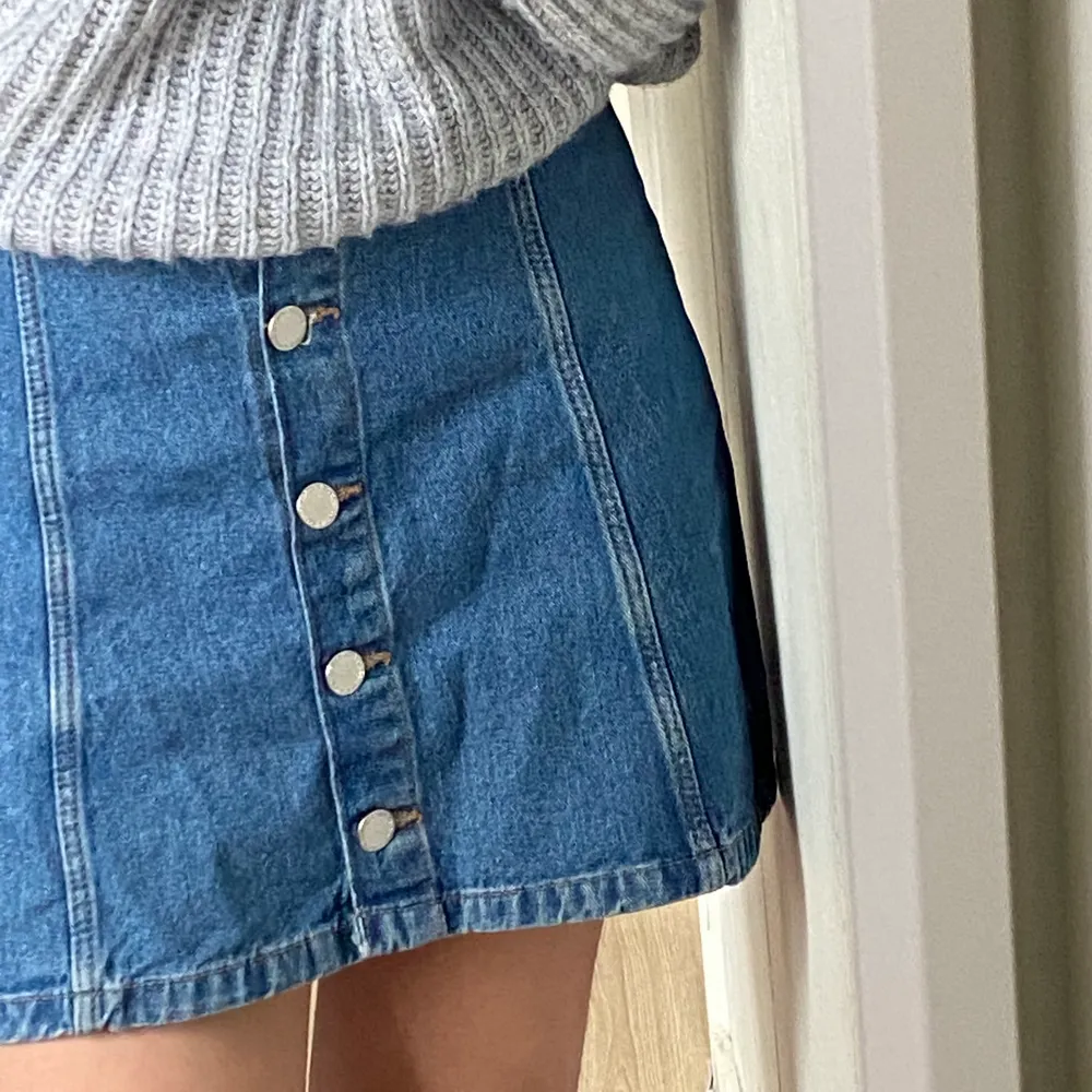 Säljer den här fina jeans kjolen från hm, aldrig använd och i nytt skick :) frakten är inräknad i priset 💙. Kjolar.