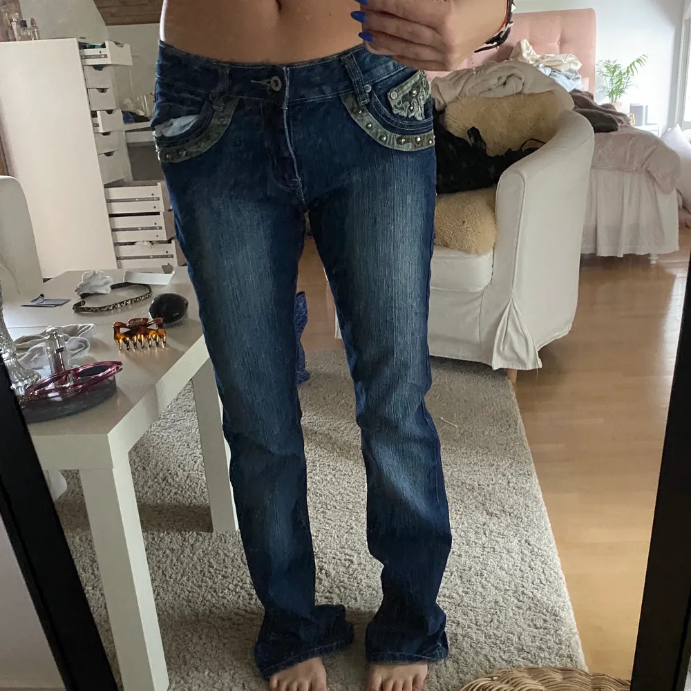 kikar intresse på mina fina låga jeans. Storlek 38 men stretchiga i midjan. Långa! Bud från 150kr, köpa direkt på DM. Jeans & Byxor.