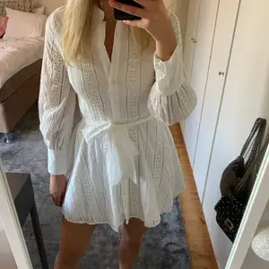 Säljer denna superfina mini klänning i vitt!🥰Säljs ej längre! Storlek S. Klänningen är i toppenskick och använd bara ett fåtal gånger. Köparen står för frakt😊