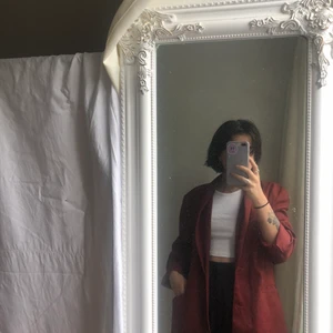 Kavaj - En vinröd kavaj som passar perfekt till hösten! Säljes på grund av att jag inte använder den tillräckligt mycket för att ha kvar i garderoben! Den saknar knappar men annars i väldigt bra skick. Möter gärna upp i Malmö eller Lund vid intresse. Vid frakt tillkommer kostanden.