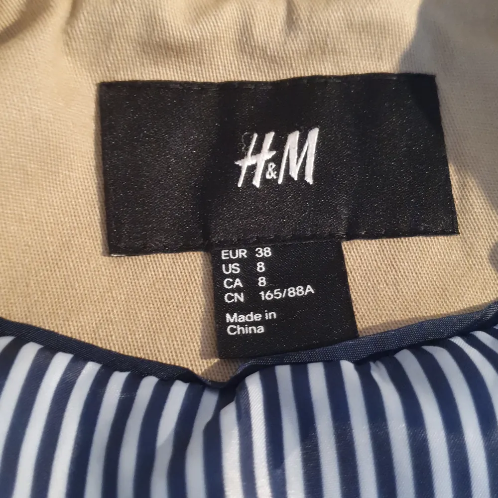 H&M jacka(går typ till magen) går att stänga. Har 2 fickor.. Jackor.