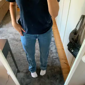 Säljer dessa snygga blå högmidjade jeans från Weekday!💙toppenskick men kommer knappt till användning. Storlek 28/32. Köparen står för frakt😊