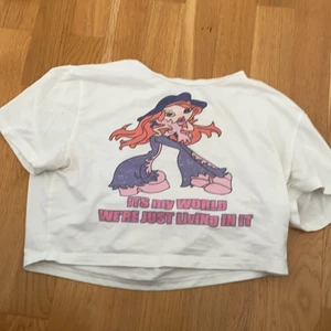 Croptop med tryck - Endast använd ett få tal gånger och är i nyskick