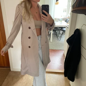 Beige kappa/trenchcoat - Säljer en beige kappa/trenchcoat som inte kommer till användning. Har två små fläckar som säkert går bort med lite vanish. Finns att hämta i Göteborg :) Medium
