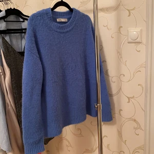 Stickad tröja  - Stickad tröja från zara! Storlek M. Fin blå färg🌟🛑FRAKTEN LIGGER PÅ 79kr! Alla bud är exklusive frakt!🛑