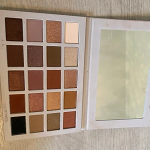 Ögonskuggspalett  - Söljer en superfin ögonskuggspalett från Maddisons Beer kollektion tillsammans med Morphe! Färgerna är superfina & pigmenten är sjuk!! 