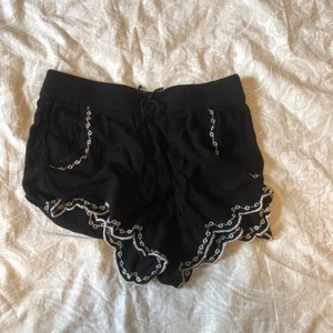 Svarta Fladdriga Shorts - Svarta fladdriga shorts perfekt för sommaren då de svalkar, bra skick.