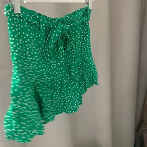 Grön kjol zara - En jätte söt kjol med inbyggda shorts från zara