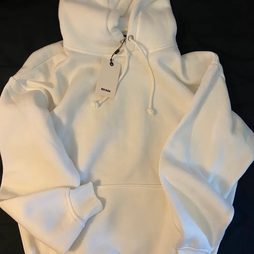 Vit Mega oversized hoodie från Bikbok, helt ny och oanvänd i st sx. Kvitto finns, Köpt för 299kr, säljer för 220 eller bud.          Kan mötas i Jönköping annars går att frakta. Hoodies.