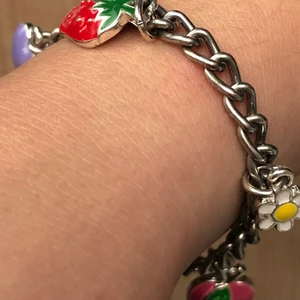 Armband - Säljer ett armband med söta detaljer på, storleken kan du välja själv <3                                 