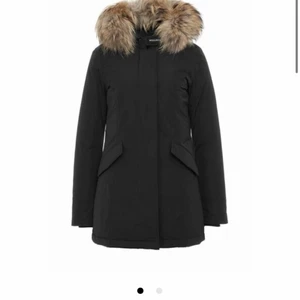 Storlek S - Nästan Helt ny Woolrich jacka använd förra vintern några gånger från Johnells med kvitto tillkommen. Nypris ca 80000. Jag säljer för 6000, men mindre vid snabb affär! 