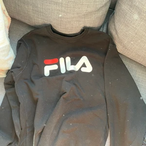 sweatshirt - sweatshirt från fila i bra skick. Köparen står för frakten 