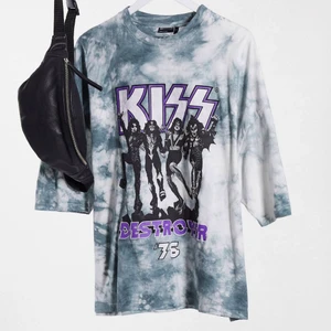 Batikfärgad Kiss t-shirt - En svinsnygg batikfärgad t-shirt i oversize-modell med Kiss tryck på. Älskar verkligen den här tröjan men då den aldrig används måste den säljas vidare. Köpt på ASOS för 329kr i storlek 2XL och säljs nu för 234kr:)💞