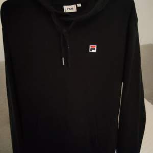 Jättefin basic hoodie från FILA. nästan aldrig använd. Köpt för ca 550 kr, pris kan diskuteras!