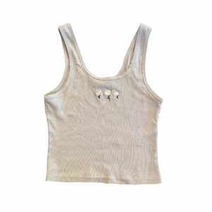 gulligt linne med blommor 🌷  - Jättegulligt linne köpt 2020 på hollister, det är använt men i perfekt skick. Den är ljusblå (lite svårt att se på bilden) och har tre broderade blommor på. Passar till allt. Säljer då det är lite litet och inte kommer till användning 🌷🌷🌷