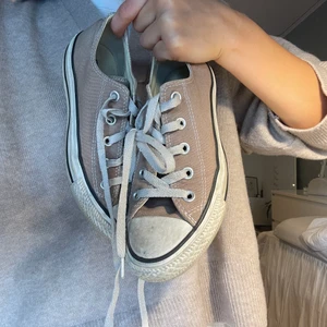 Bruna converse 🤎 - Ett par brunaktiga converseskor som är använda därav lägre pris🤎 Converse är stora i storleken, därför kan dessa skor även passa storlek 37! hör gärna av er om ni undrar något🥰