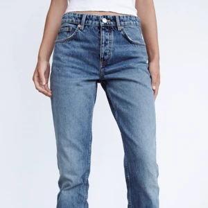 Zara jeans⚡️ - Dom populära zara-jeansen med medelhög midja! Nyligen köpta så dom är i bra skick men dom var tyvärr lite små på mig då dom är små i storleken. Går ner till fötterna på mig som är 170!😍