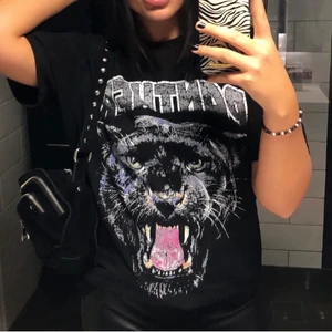 Oversized tshirt - Säljer denna tshirt ifrån Nelly i strlM! 