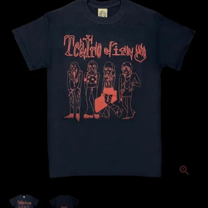 måneskin tröja - måneskins merch<3 JÖTTESNYGG, säljer för att jag råka köpa hem 2 st heh. originalpris: 30€ + 16€ frakt! inte ens  testad! kan ockås bytas mot en annan måneksin t-shirt i storlek M eller L. köparen står för frakten, betalning via swish. skriv för mer information, kan sälja billigare vid snabb affär