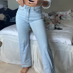 Ljusblåa jeans Weekday - Jeans från Weekday! Modell: Row, vida byxben! Strl S/M (beroende på hur oversized man föredrar)