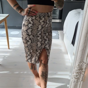 Pennkjol strl s - Pennkjol med hög midja och slits i fram. Går att bära den med slits i bak ist om man vill. Skönt stretch tyg med resår i midjan. Använd 1 gång. Strl S. 
