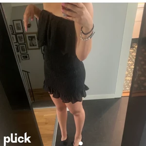 Svart zara klänning  - Super snygg svart klänning från zara som är helt ny med prislappen på! (Priset kan diskuteras💕)