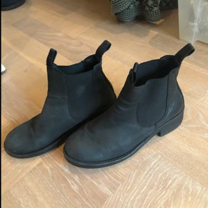 Johnny Bulls storlek 37 - Snygga svarta Johnny Bulls i storlek 37, passar även 38. Dem är i bra begagnat skick, omklackade nyligen. Frakt tillkommer☺️