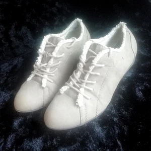 Unika skor från Graceland, 40 - Ovanligt coola skor med en unik "bohemisk" stil och design från Graceland. (SLUTSÅLDA) Skorna har endast använts en gång, dock fortfarande som nya. Skorna har en låg klack, är varmt fodrade inuti ocj är Ljus-Beige färgade. Perfekta tex  nu till hösten. Säljes då de ej kommer till användning hos oss och hoppas att de kan glädjas någon annan. Kan användas av alla åldrar. Fler bilder kan skickas vid intresse.   (Ordinariepris 399:-)    Storlek: 40 FASTPRIS : 100