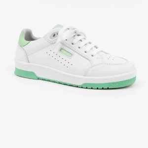 Arigato sneakers - Säljer dessa as balla arigato sneakers i modellen clean 180, andvända jätte få gånger-inprincip i helt nyskick! Säljer ba för att de inte kommit till användning annars älskar jag dem! De från början kostar 1800kr 