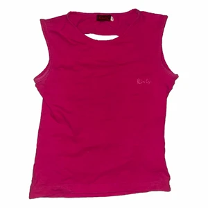 Topp med håldetaljer - Sjukt snygg rosa topp med håldetaljer på ryggen. Storlek s😍😍😍 stretchigt material