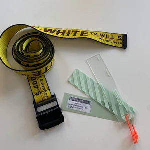 Off-white bälte - Off-white bälte, 205 cm långt och 3,5 cm brett alltså stora modellen. Inköpt för 1600 kr (orderbekräftelse från Mytheresa finns) Mitt pris: 800 kr. Köparen står står för frakten