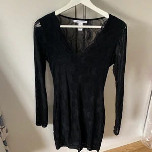 Svart klänning  - Säljer denna svarta,sköna,tajta klänningen från Nelly i stl S. Är några år gammal men är i fortfarande väldigt bra skick.✨ Köparen står för frakt🌸 