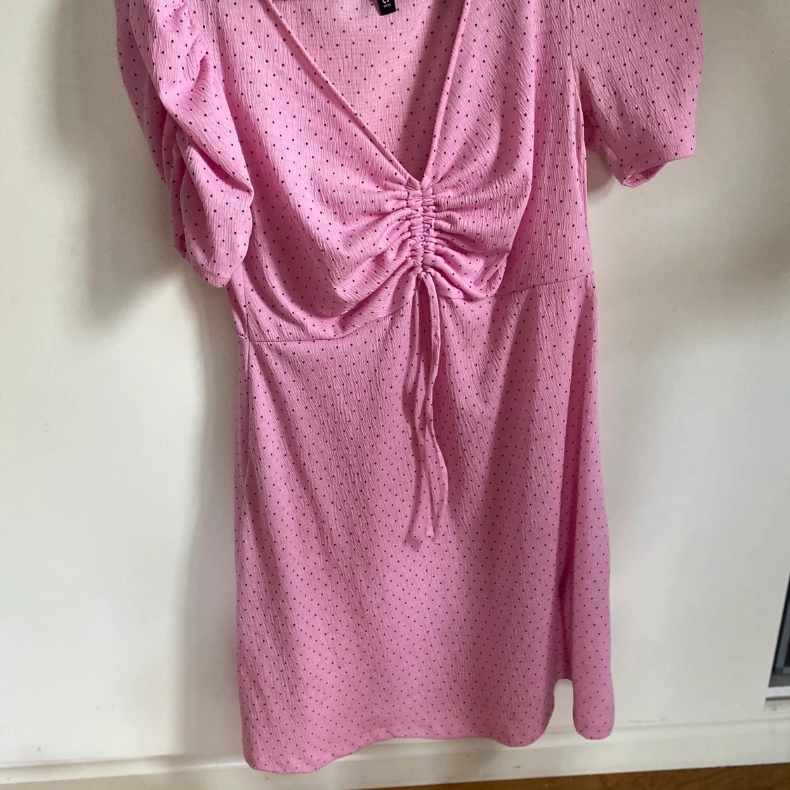 Rosa prickig klänning H&M 