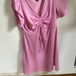 Rosa prickig klänning H&M  - En klänning från hm som jag bara har testat. I storlek M 