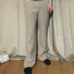 Kostymbyxor - Kostymbyxor i perfekt fit. Nopprig look. Sitter som 32w 32l Jag är 182cm lång