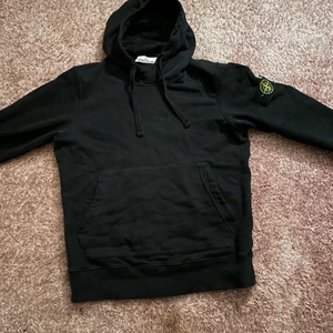 Stone island tröja S - Stone island hoddie svart storlek S    Bra skick 9/10 Äkta tag finns bud 800 bin 900