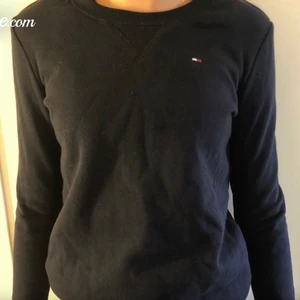 Tommy Hilfiger sweatshirt - Jättefin fodrad Tommy Hilfiger sweatshirt, perfekt till höst och vinter🍂🍁❄️🌨 Säljer pga att den har blivit för liten. Jag skulle alltså påstå att detta mer är en tröja till barn då den är rätt så liten.