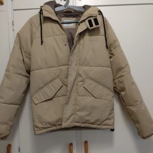 Dunjacka Jack & Jones! - Storlek medium beige. Finns i centrala Östersund Jämtland och hämta..