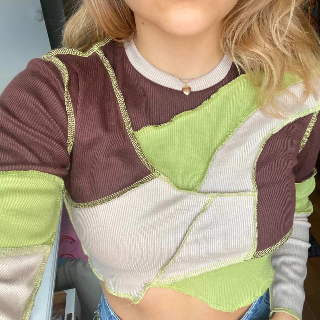 Trendig topp med synliga sömmar!