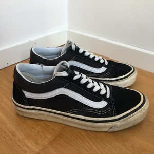 Vans Old School  - Klassiks vans som passar med allt. Finns typ 1cm reva men annars är väldigt bra skick👍🏻 strl 38, 300kr. Köparen står för frakt.