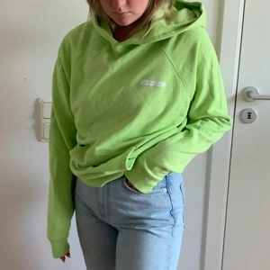 Asskön hoodie  - Stor, mysig oversized hoodie från Theclassyissue men den perfekta luvan och färgen. Köpt förra sommaren och tyvärr kommer den inte till användning längre! Den är en stor XS, den passar mig som är S/M! Älskar att den har långa ärmar🤩